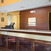 Econo Lodge Inn & Suites