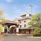 Travelodge by Wyndham Oshawa Whitby