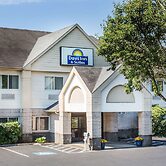 Days Inn & Suites by Wyndham Vancouver