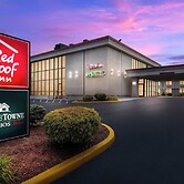 HomeTowne Studios by Red Roof Painted Post