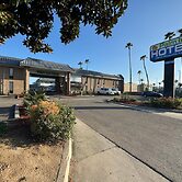 Palm Inn Hotel near Tyler Mall Riverside