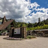 Twin Peaks Lodge & Hot Springs
