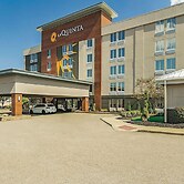 La Quinta Inn & Suites by Wyndham Cleveland Airport West