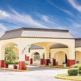 Days Inn & Suites by Wyndham Starkville