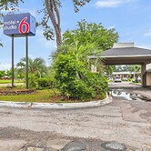 Motel 6 Summerville, SC – Azalea Square