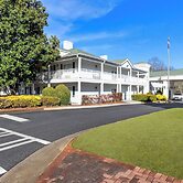 Quality Inn Fayetteville near Historic Downtown Square