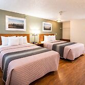 HomeTowne Studios by Red Roof Houston - West Oaks/ Energy Corridor