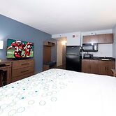 HomeTowne Studios by Red Roof Chantilly