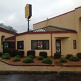 Colonial Inn & Suites /Airport/Graceland
