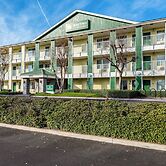 HomeTowne Studios by Red Roof Fresno - West