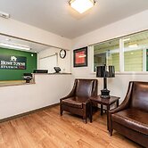 HomeTowne Studios by Red Roof Fresno - West