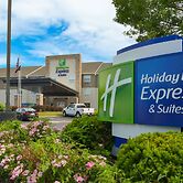 Holiday Inn Express & Suites Omaha - 120th and Maple by IHG