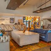 Postcard Inn On The Beach