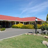 Pines Country Club Motor Inn