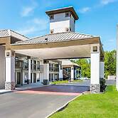 Farragut Inn & Suites