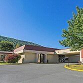 Econo Lodge Inn & Suites