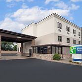 Holiday Inn Express Cleveland Airport - Brookpark by IHG