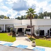 Cottonwood Suites Savannah Hotel & Conference Center