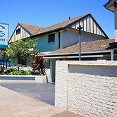 Waves Motel and Apartments