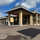 Super 8 by Wyndham Jackson MS Near the Fairgrounds