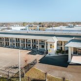 Super 8 by Wyndham Jackson MS Near the Fairgrounds