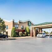 Quality Suites Paducah I-24