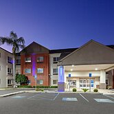 Holiday Inn Express & Suites Tulare by IHG