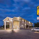 Super 8 by Wyndham Colorado Springs Peterson Space Force