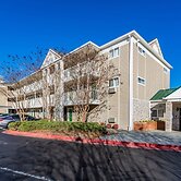 HomeTowne Studios by Red Roof Atlanta - Chamblee