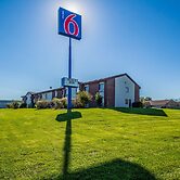 Motel 6 Saukville, WI