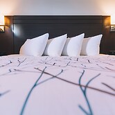 Service Plus Inn and Suites - Grande Prairie