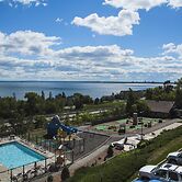 Edgewater Hotel & Waterpark