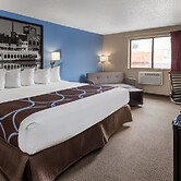 Super 8 by Wyndham Dubuque