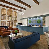 La Fuente Inn & Suites