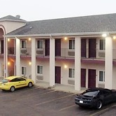 Townhouse Inn & Suites