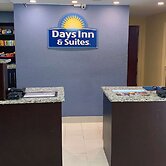 Days Inn & Suites by Wyndham Tampa/Raymond James Stadium