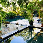 Shangri-La Country Hotel