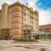 Monte Carlo Inn Airport Suites