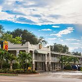 Super 8 by Wyndham Bradenton Sarasota Area