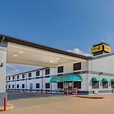 Super 8 by Wyndham League City/Kemah Area