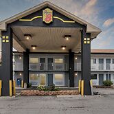 Super 8 by Wyndham Millbury/Toledo