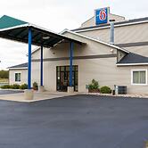 Motel 6 Baraboo, WI - Lake Delton