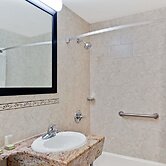 Super 8 by Wyndham Long Island City LGA Hotel