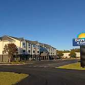 Days Inn & Suites by Wyndham Brandon Amphitheater