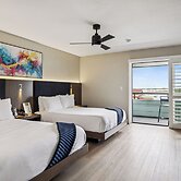 456 Embarcadero Inn & Suites