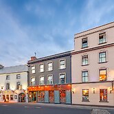 Queens Hotel and Nightclub