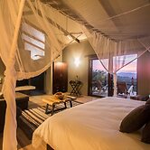 Rhino Ridge Safari Lodge