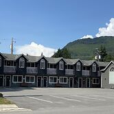 Monashee Lodge