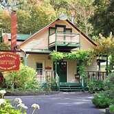 Mary Card's Coach House