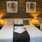 Squatters Homestead Motel